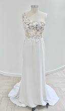 Load image into Gallery viewer, Daalarna Couture "BDP 223"