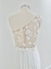 Load image into Gallery viewer, Daalarna Couture "BDP 223"