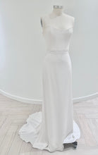 Load image into Gallery viewer, Alexandra Grecco "Reine"