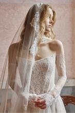Load image into Gallery viewer, Flora &quot;Delfina&quot; Lace Veil
